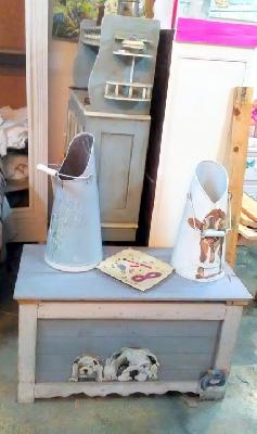 coffre en palettes,entreprise d&eacute;veloppement durable, entreprise z&eacute;ro dechets,r&eacute;paration de meubles, meubles upcycl&eacute;s, entreprise d&eacute;veloppement durable, Artisan d&rsquo;art en meubles peint, professionnel relooking meubles  et cuisines, consultante upcycling ameublement, l&rsquo;un des pr&eacute;curseur relooking meuble depuis 1997,d&eacute;coration d&rsquo;int&eacute;rieur &eacute;co responsable, architecte d&rsquo;int&eacute;rieur, home staging, audit et  revalorisation commerces et surfaces de vente, home staging &eacute;conomique &eacute;co responsables commerces et gites, h&eacute;bergements, relooking de meuble &eacute;cologique, relooking cuisine Gard, commodes relook&eacute;es, armoires peintes, armoire relook&eacute;es, commode peinte, buffet peint, vaisselier peint, meubles relook&eacute;s, relooking meuble Gard, mobilier peint Gard, r&eacute;novation meuble peint, revalorisation mobiliers, r&eacute;paration de meubles, galerie d&rsquo;art, savoir faire Fran&ccedil;ais, artisan d art de France, relooking avant apr&egrave;s, d&eacute;coration &eacute;cologique, Tapisserie d'ameublement, peintre en d&eacute;cor, fresque murales, d&eacute;cors peints, trompe l'&oelig;il, Cr&eacute;ations artistiques, artiste peintre  fran&ccedil;aise, trompe l'&oelig;il mural, peinture d&eacute;corative, artisan d&eacute;corateur, faux marbre, fausses mati&egrave;res relooking faux bois, peintre d&eacute;corateur, tableaux, Cr&eacute;ations originales fran&ccedil;aises, d&eacute;coration made in France , customisation de mobiliers, mobilier 100% recycl&eacute;s, upcycling meubles et objets , &eacute;co recyclage meubles et objets, meubles et objets 100% &eacute;co recycl&eacute;s fran&ccedil;ais, &eacute;co design mobilier et objets, upcycling et  surcycling ameublement, surcycling artisanal gros mobiliers, Brocante, meubles occasion, objets et meubles vintage, mobiliers seconde main, sauvetage de meubles,  artisan formateur relooking meubles, , formation professionnelle artisan  artisans d&rsquo;art finan&ccedil;ables fafcea, d&eacute;veloppement activit&eacute; artisanale, stages artisanat d&rsquo;art, formations individuelles artisanat, stages pour artisans et commer&ccedil;ants, formation cr&eacute;ation entreprise artisanale, formations formateurs artisanat,